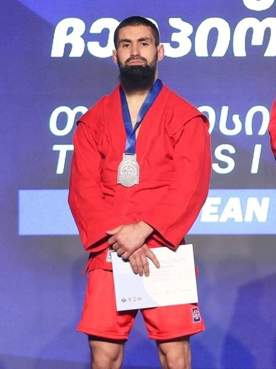 Мурат Кумпилов поздравил самбиста Рамазана Цику с серебром чемпионата Европы